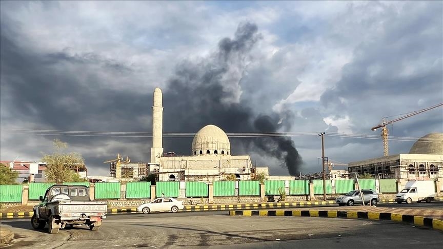 الجيش الإسرائيلي: حاولنا اغتيال رئيس أركان الحوثيين ووزير دفاعهم (الأناضول)