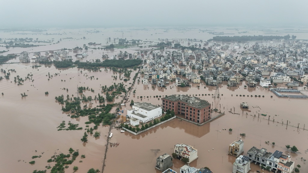 لقطة جوية لحي سكني غمرته مياه نهر رافي في لاهور في 30 آب/أغسطس 2025 (أ ف ب)