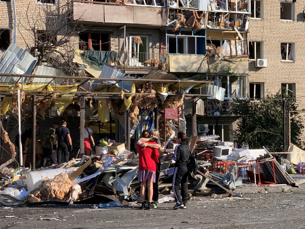 أوكرانيات من سكان زابوريجيا يواسين بعضهن بعضا بعد ضربة روسية على مبنى سكني في المدينة الواقعة بجنوب البلاد في 30 آب/أغسطس 2025 (أ ف ب)