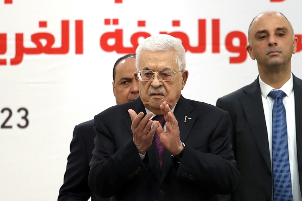 رئيس السلطة الفلسطينية محمود عباس يحضر الدورة الثانية والثلاثين للمجلس المركزي لمنظمة التحرير الفلسطينية في رام الله في 23 نيسان/أبريل 2025 (أ ف ب)