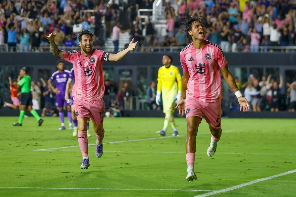 الأرجنتيني ليونيل ميسي مهاجم إنتر ميامي ولاعب خط الوسط الفنزويلي تيلاسكو سيغوفيا يحتفلان بالهدف الثالث في مرمى أورلاندو سيتي في ملعب تشايس في فورت لودردايل بولاية فلوريدا في 27 آب/أغسطس 2025 (أ ف ب)