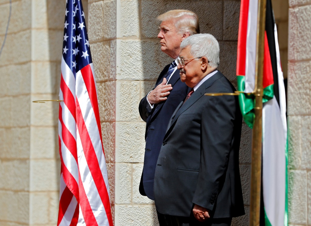 رئيس السلطة الفلسطينية محمود عباس يرحب بالرئيس الأميركي دونالد ترامب في مدينة بيت لحم بالضفة الغربية في 23 أيار/مايو 2017 (أ ف ب)