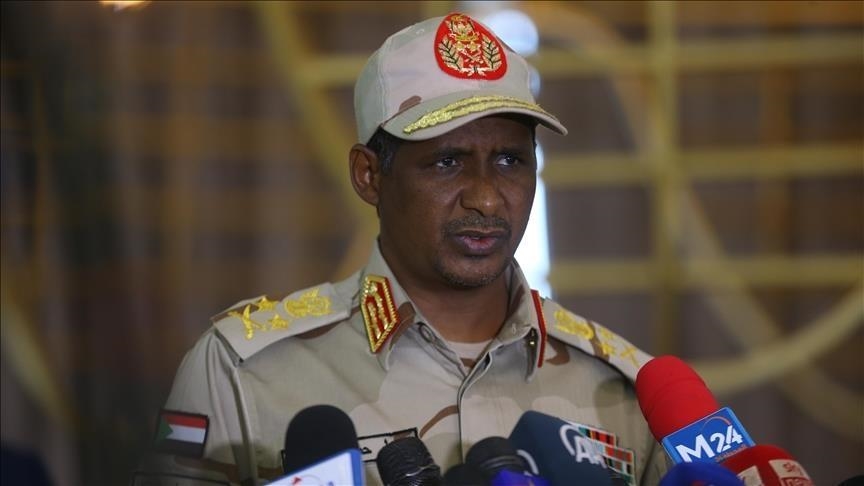 (حميدتي) يؤدي اليمين رئيسا لمجلس رئاسي لحكومة موازية بالسودان (الأناضول)