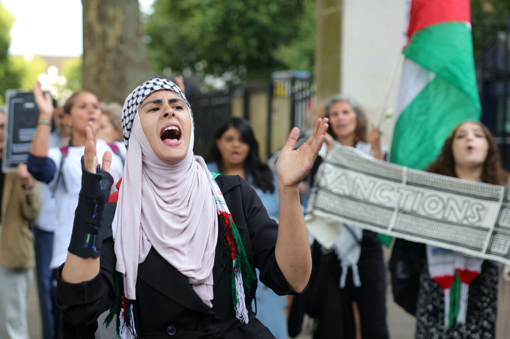 مشاركون في وقفة احتجاجية ضد قتل الصحافيين في غزة خارج مقر رئاسة الوزراء في 10 داونينغ ستريت في وسط لندن في 27 آب/أغسطس 2025 (أ ف ب)