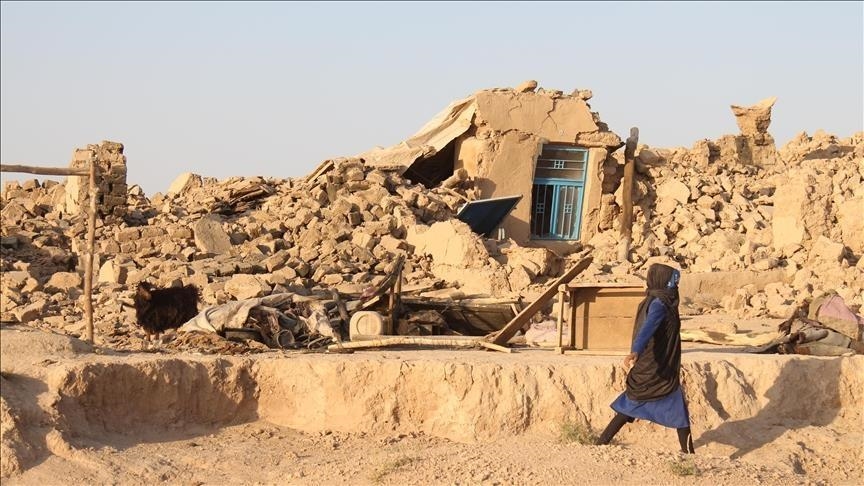 حصيلة قتلى زلزال أفغانستان تتجاوز 800 شخص (الأناضول)