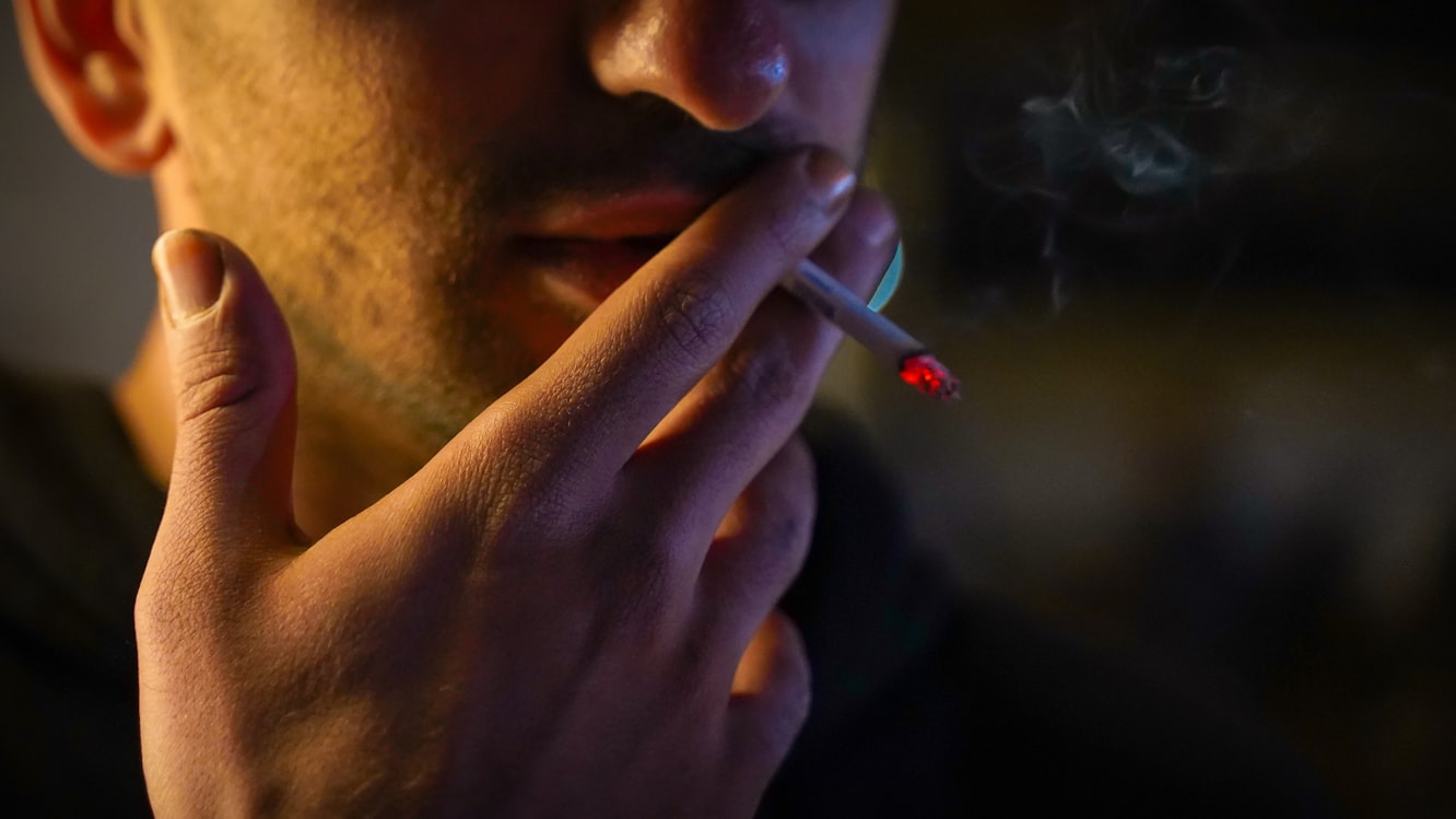 لماذا يحتاج المدخنون إلى جرعات أكبر من فيتامين C؟.. شرح علمي مبسط (أونسبلاش)