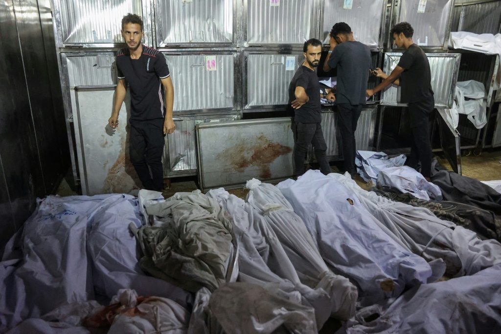 فلسطينيون يودعون أقاربهم الذين قتلوا في غارات إسرائيلية فجرا على مدينة غزة في مشرحة مجمع الشفاء الطبي في الثاني من أيلول/سبتمبر 2025 وأعلن الدفاع المدني في قطاع غزة مقتل ما لا يقل عن 45 شخصا في الغارات (أ ف ب)