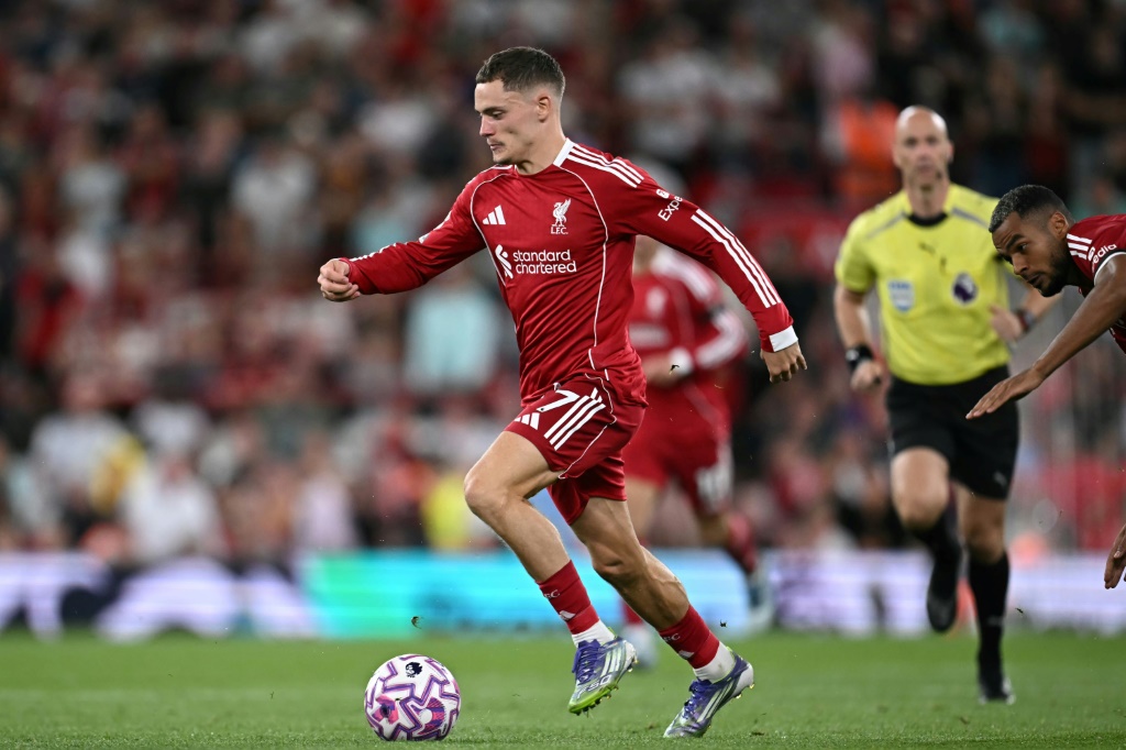 لاعب الوسط الألماني لليفربول فلوريان فيرتس يركض بالكرة في مواجهة فريقه أمام بورنموث ضمن الدوري الإنكليزي لكرة القدم على ملعب أنفيلد. ليفربول، شمال غرب إنكلترا، في 15 آب/أغسطس 2025. (أ ف ب)