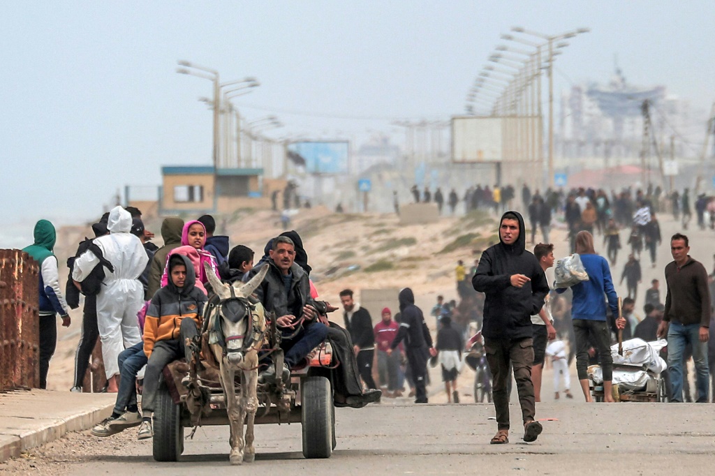 قال بصل إن "الاحتلال الإسرائيلي يخطط للزج بأكثر من مليوني فلسطيني بالقطاع في سجن مطبق يفتقر إلى أبسط مقومات الحياة الآدمية، عبر سياسات التهجير القسري والنزوح المتكرر" (أ ف ب)