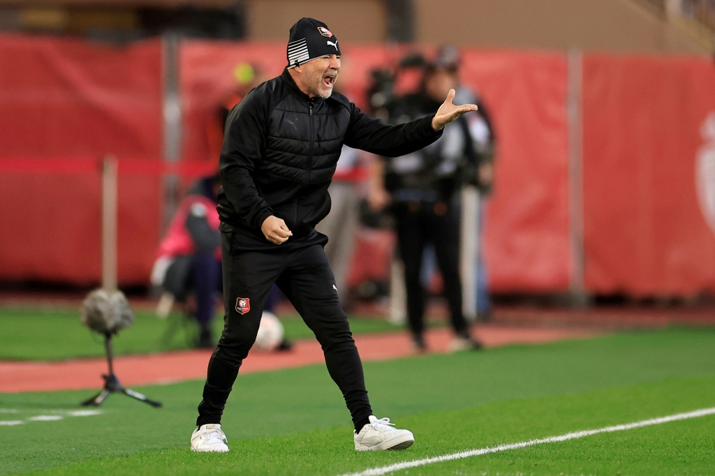 المدرب الأرجنتيني لرين خورخي سامباولي يتفاعل خلال مواجهة موناكو ضمن الدوري الفرنسي لكرة القدم على استاد لويس الثاني. موناكو، في 25 كانون الثاني/يناير 2025. (أ ف ب)