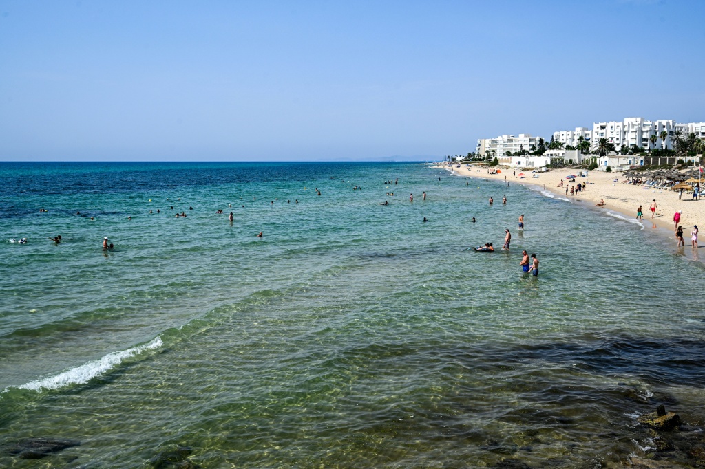 سياح على شاطئ مدينة الحمامات في 26 آب/أغسطس 2025 (أ ف ب)