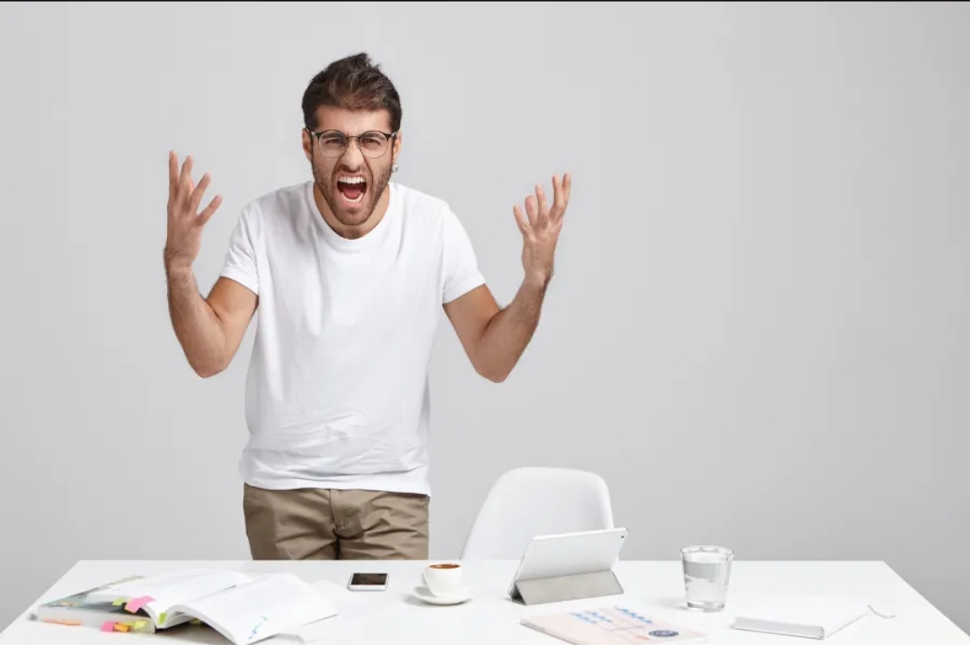 8 مواقف مكتبية قد تدمر أعصابك.. كيف تسيطر عليها بذكاء وبلا خسائر؟ (سيدتي)