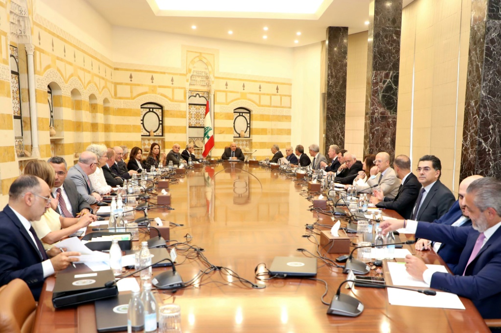 مجلس الوزراء اللبناني مجتمعا في القصر الجمهوري في بعبدا برئاسة رئيس الجمهورية جوزاف عون في السابع من آب/أغسطس 2025 (أ ف ب)