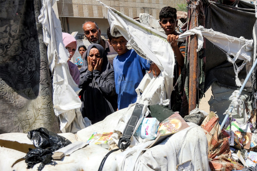 صورة مؤرخة في 4 أيلول/سبتمبر 2025 لمدنيين في قطاع غزة بعد ضربات إسرائيلية (أ ف ب)