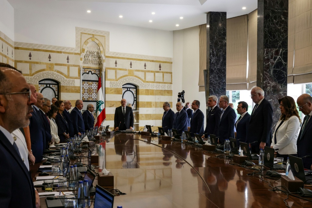 الرئيس اللبناني جوزاف عون مترئسا جلسة لمجلس الوزراء لبحث خطة الجيش لنزع سلاح حزب الله في القصر الجمهوري في الخامس من ايلول/سبتمبر 2025 (أ ف ب)