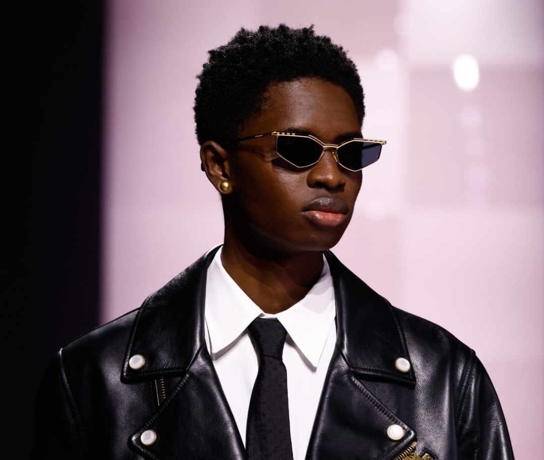 قميص أبيض أنيق بأسلوب Louis Vuitton ينسجم مع ربطة عنق مميّزة باللون الأسود - المصدر: Louis Vuitton