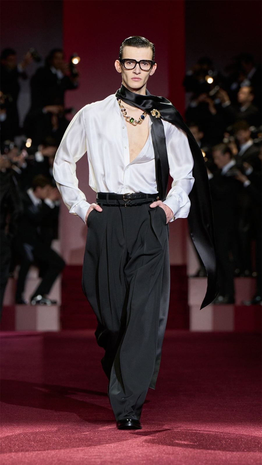 قميص أبيض راقٍ وديناميكيّ بتوقيع Dolce & Gabbana - المصدر: Dolce & Gabbana