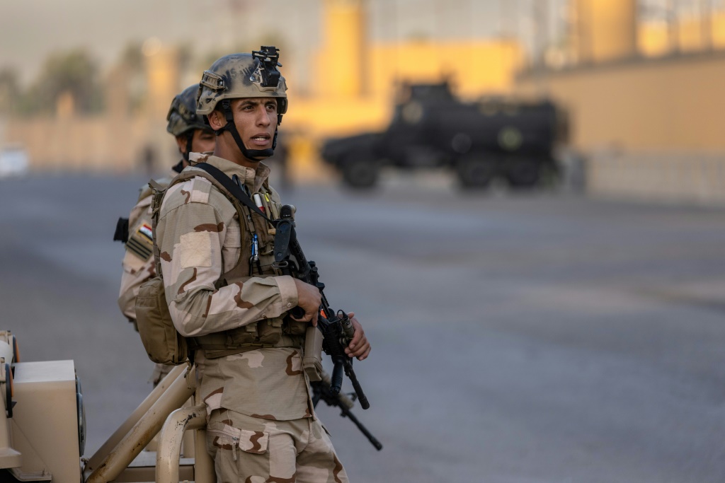 أعلن وزير الداخلية عبد الأمير الشمري في بيان "استشهاد أربعة من أبطال الشرطة الاتحادية هم ضابطان ومنتسبان" بالإضافة إلى "إصابة تسعة" عناصر آخرين خلال فضّ نزاع عشائري مساء السبت في منطقة السعادة شرق العاصمة العراقية (أ ف ب)