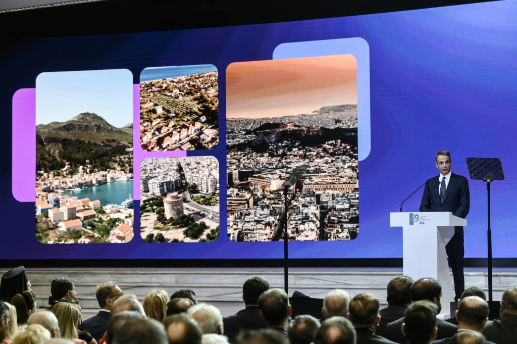 صورة مؤرخة في 6 أيلول/سبتمبر 2025 لرئيس الوزراء اليوناني كيرياكوس ميتسوتاكيس في معرض ثيسالونيكي الدولي (أ ف ب)