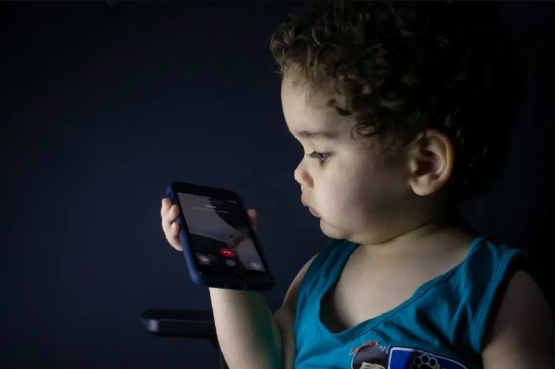 نظام iOS 26 يطرح مزايا أمان جديدة تدعم الرقابة الأبوية على الأطفال (أونسبلاش)