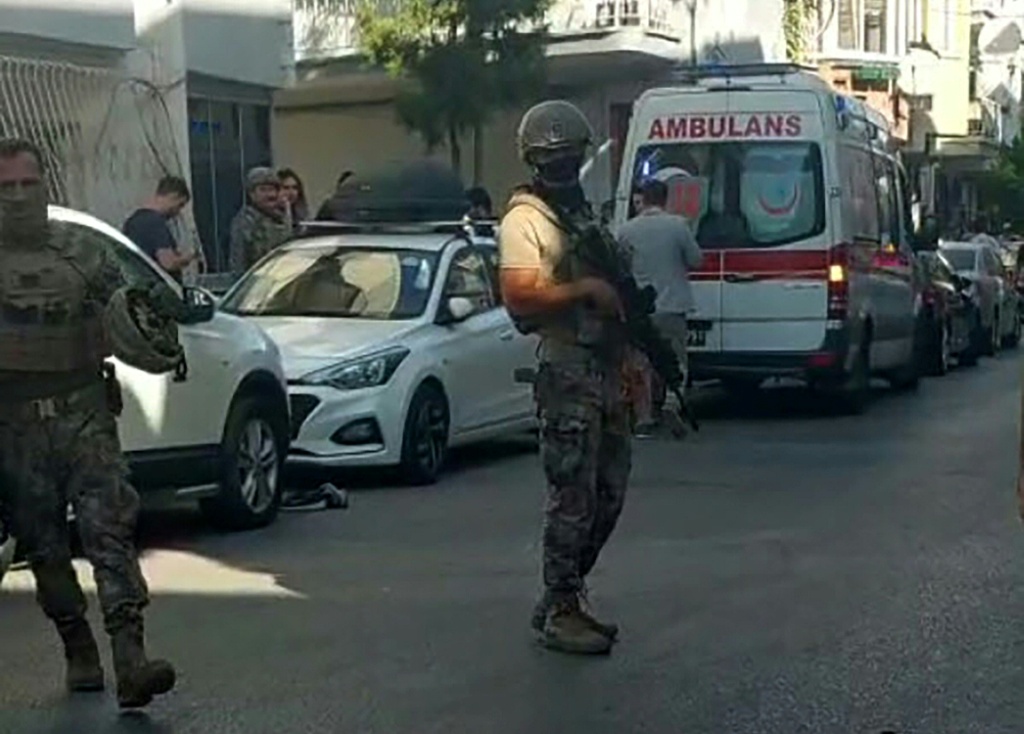 صورة موزعة التقطتها ونشرتها بتاريخ 8 أيلول/سبتمبر 2025 وكالة أنباء دوغان تظهر عناصر الشرطة الخاصة في إزمير بعد الهجوم على مركز الشرطة (أ ف ب)