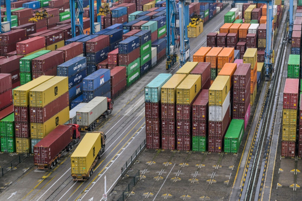 حاويات في ميناء نينغبو شرق الصين، بتاريخ 28 أيار/مايو 2025 (أ ف ب)