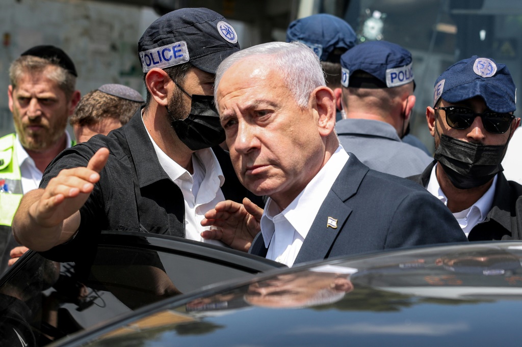 يأتي هجوم القدس وسط حرب إبادة جماعية تشنها إسرائيل، بدعم أمريكي، في قطاع وعدوان عسكري بالضفة الغربية المحتلة منذ 7 أكتوبر/ تشرين الأول 2023 (أ ف ب)