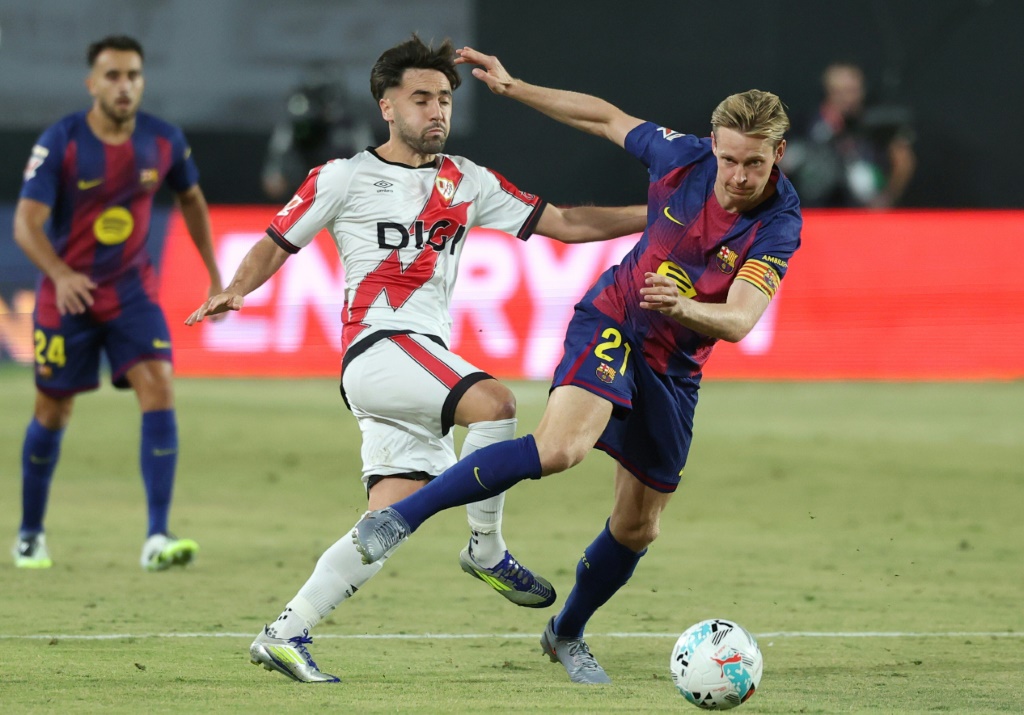 الهولندي فرنكي دي يونغ لاعب برشلونة (يمين) في مواجهة مع أوناي لوبيس لاعب رايو فايكانو في الدوري الإسباني لكرة القدم، مدريد، في 31 آب/أغسطس 2025 (أ ف ب)