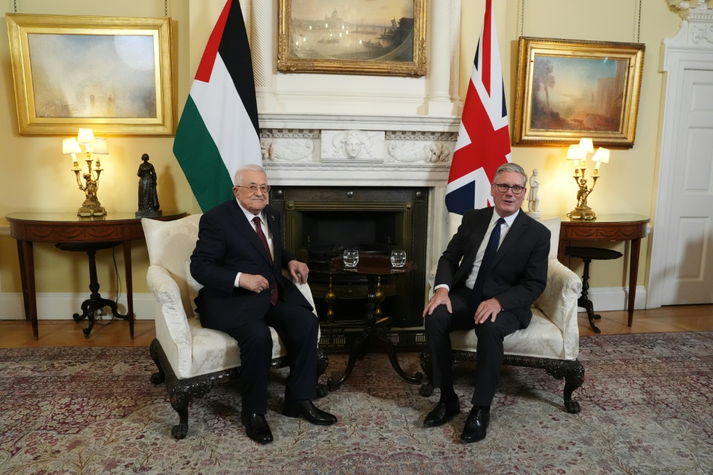 رحّب عبّاس بتعهّد المملكة المتحدة "الاعتراف بدولة فلسطينية خلال انعقاد الجمعية العامة للأمم المتحدة في وقت لاحق من الشهر الحالي، ما لم تغيّر إسرائيل نهجها" (أ ف ب)