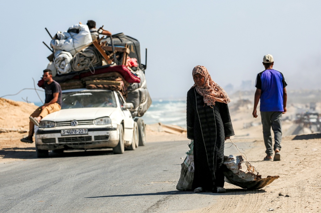 نازحون على الطريق الساحلي في غزة في التاسع من ايلول/سبتمبر 2025 (أ ف ب)
