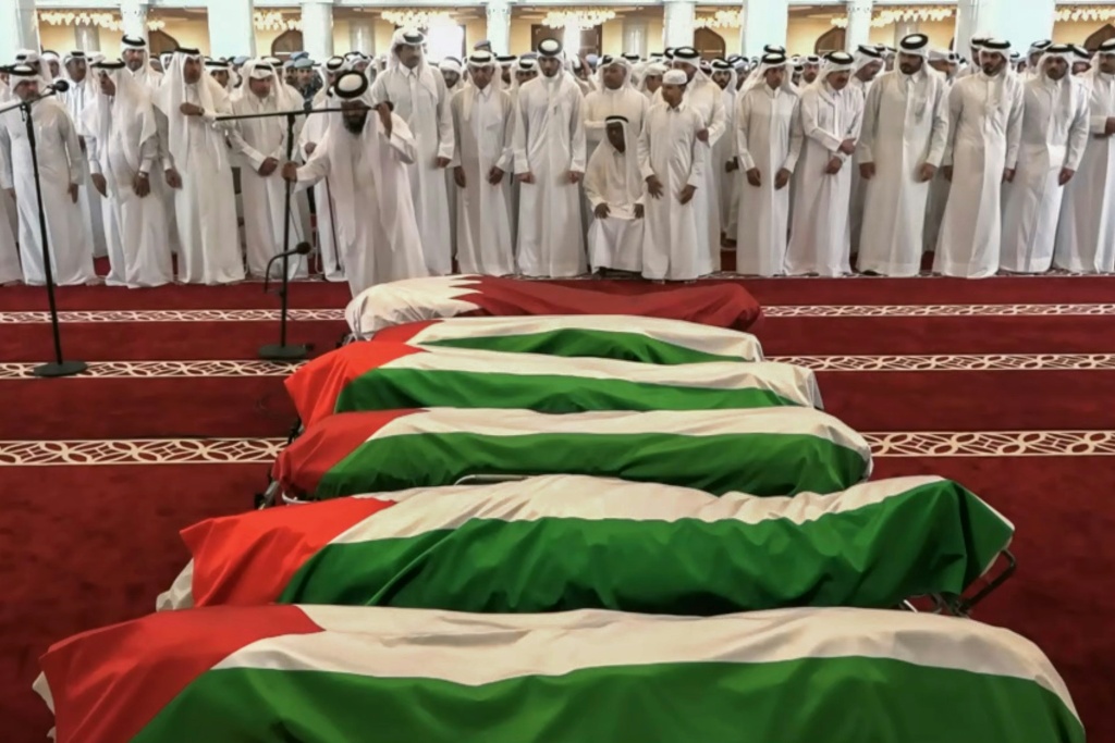 صورة مأخوذة من لقطات بثّها تلفزيون قطر تظهر الأمير تميم بن حمد آل ثاني أثناء حضوره جنازة ضحايا غارة إسرائيلية استهدفت قادة من حركة حماس الفلسطينية قبل يومين، في مسجد الشيخ محمد بن عبد الوهاب بالدوحة في 11 أيلول/سبتمبر 2025 (أ ف ب)