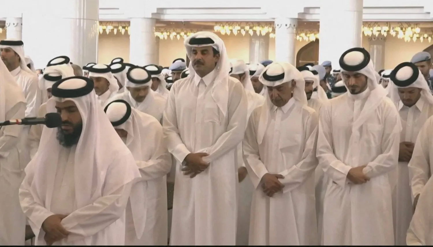 أمير قطر يؤدي صلاة الجنازة على جثامين شهداء القصف الإسرائيلي على الدوحة (لقطة شاشة)