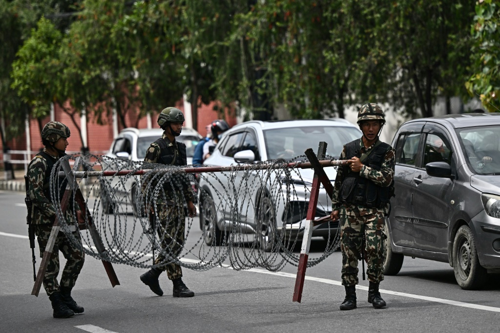 عناصر من الجيش ينتشرون أمام المقر الرئاسي في كاتماندو في 12 أيلول/سبتمبر 2025 (أ ف ب)
