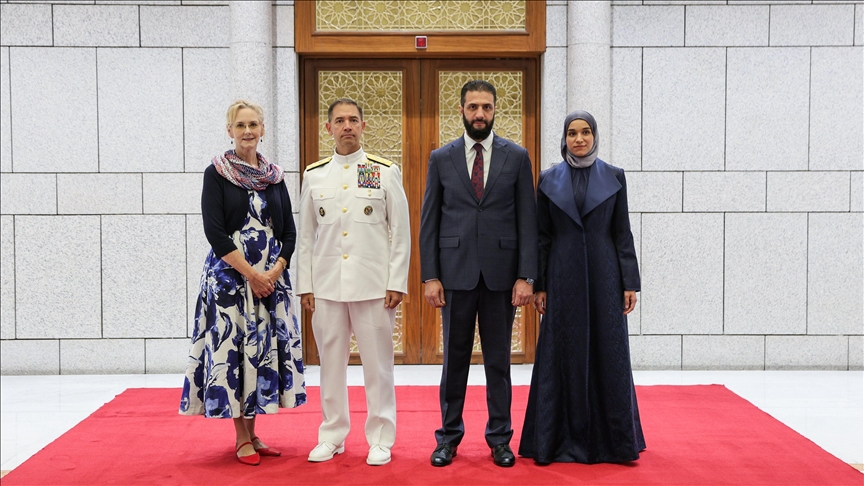 الشرع يبحث آفاق التعاون العسكري مع قائد القيادة المركزية الأمريكية (الأناضول)