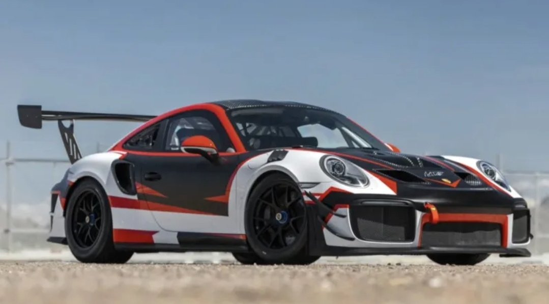 سيارة فيرستابن بورشه 911 GT2 RS Clubsport الأسطورية للبيع.. ماذا يجعلها مختلفة؟ (الرجل)