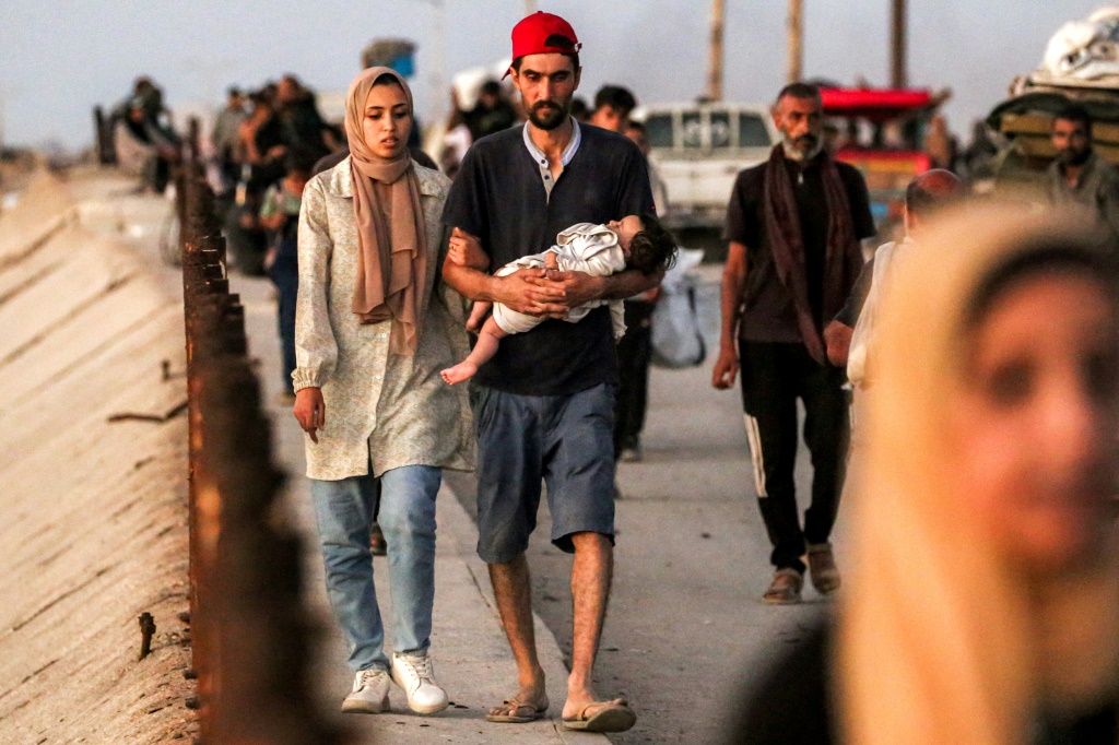نازحون من مدينة غزة عند الطريق الساحلي في النصيرات وسط القطاع في 13 أيلول/سبتمبر 2025 (أ ف ب)