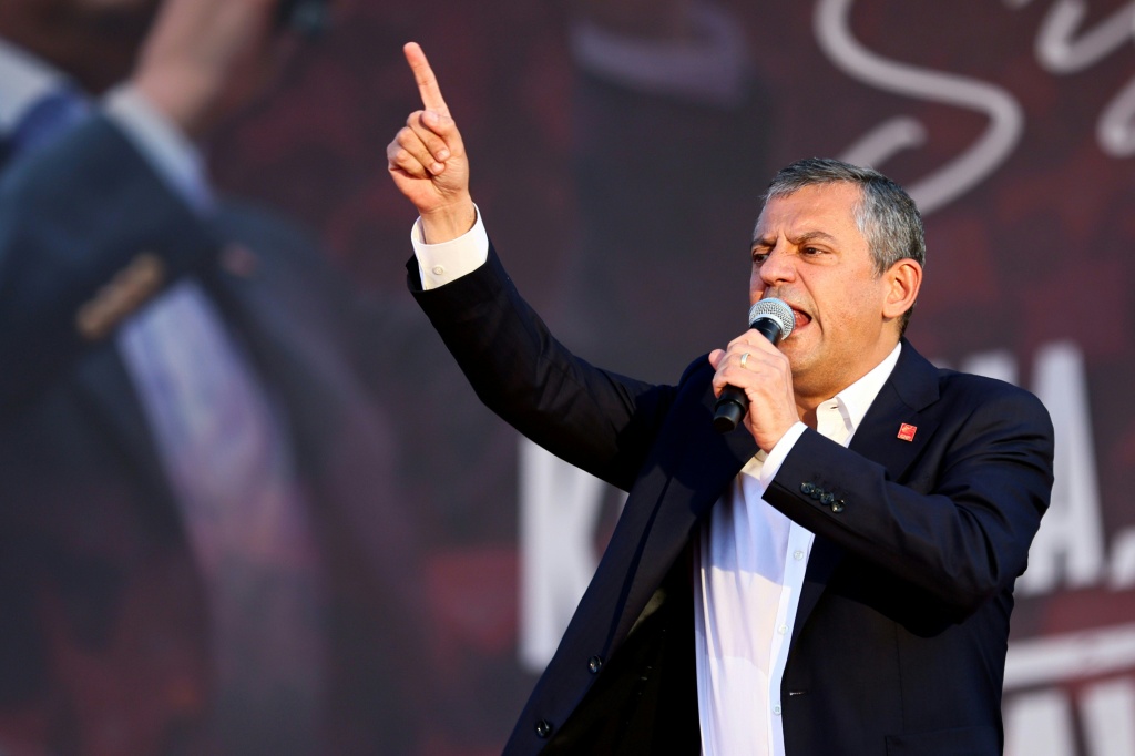 أزغور أوزيل زعيم حزب الشعب الجمهوري المعارض الرئيسي في تركيا ملقيا خطابا أمام حشد في أنقرة في 14 أيلول/سبتمبر 2025 (أ ف ب)
