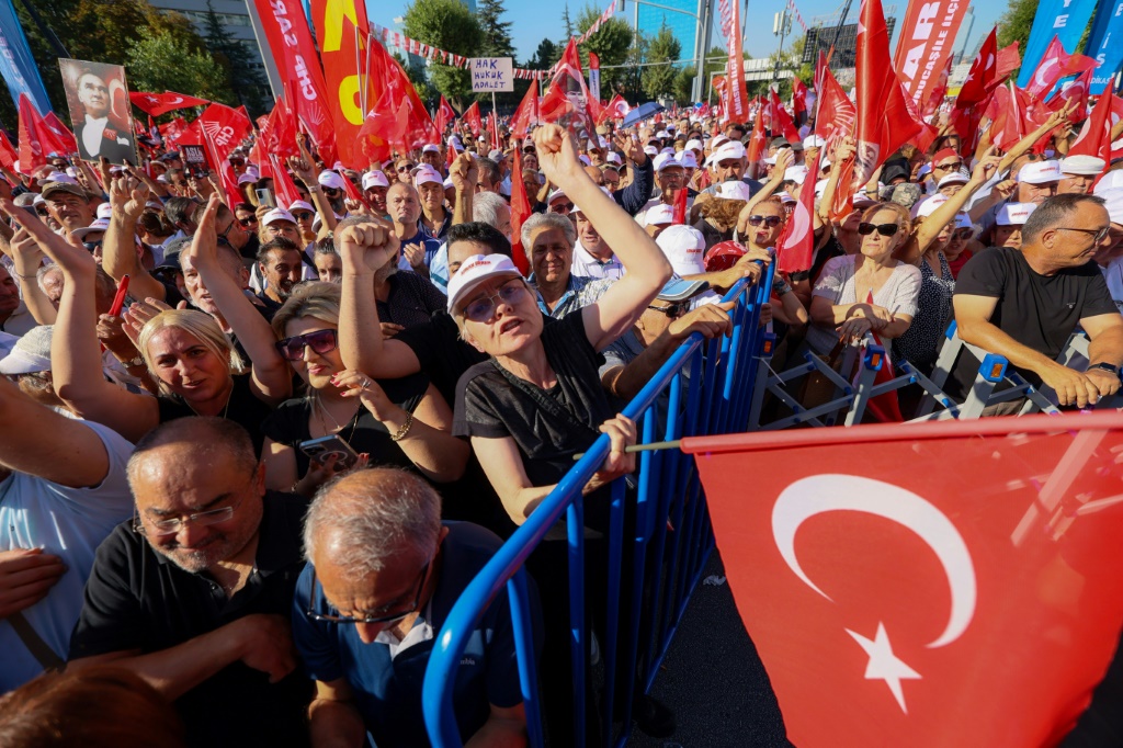 متظاهرون مؤيدون للمعارضة التركية في ميدان تاندوغان في أنقرة في 14 أيلول/سبتمبر 2025 (أ ف ب)