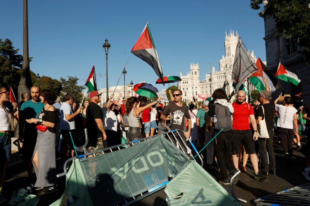 متظاهرون مؤيدون للفلسطينيين يقتحمون شارعا على مسار المرحلة الحاية والعشرين والأخيرة لطواف إسبانيا للدراجات الهوائبة في مدريد 14 أيلول/سبتمبر 2025 (أ ف ب)