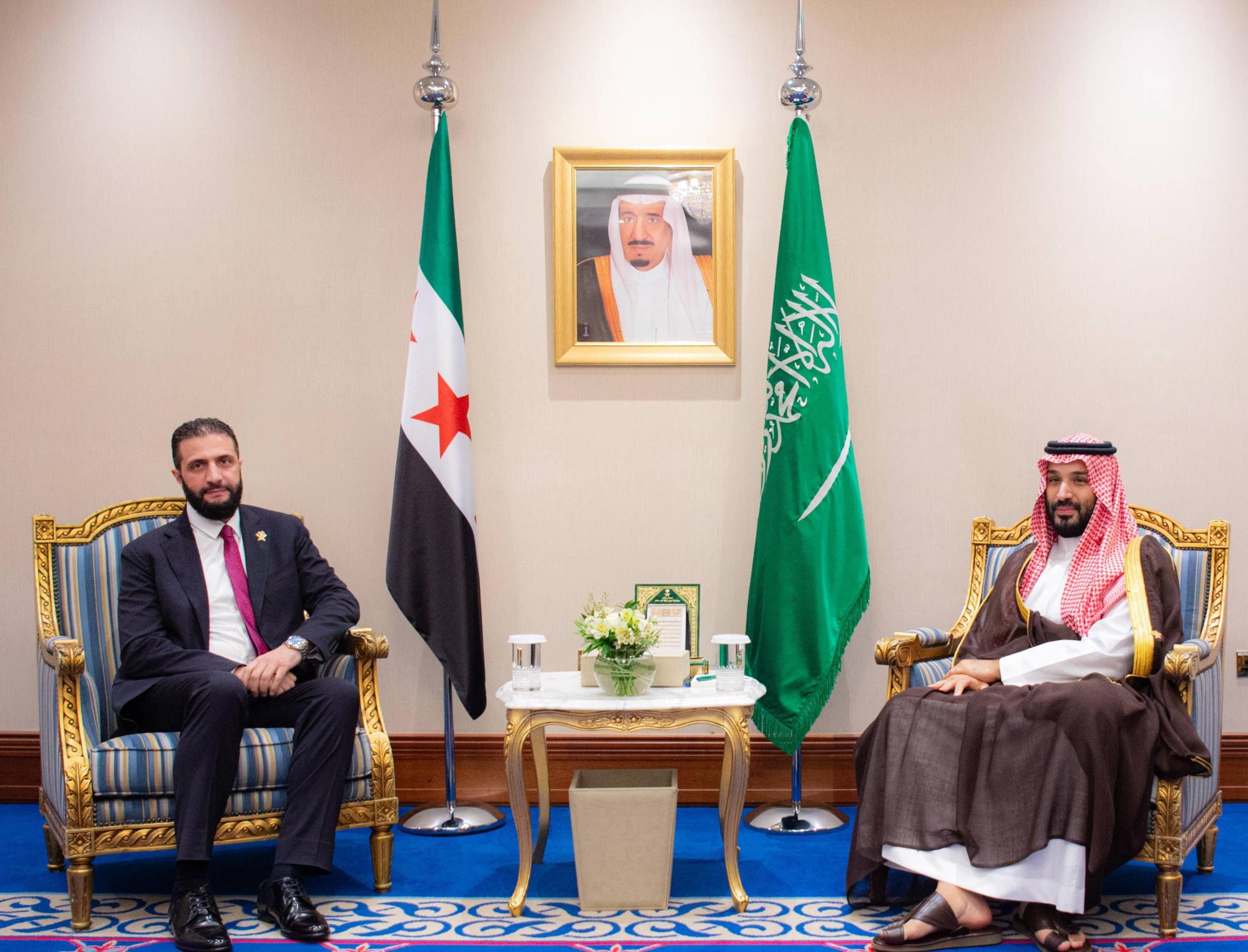 ولي العهد السعودي لدى لقائه الرئيس السوري على هامش القمة في الدوحة (واس)