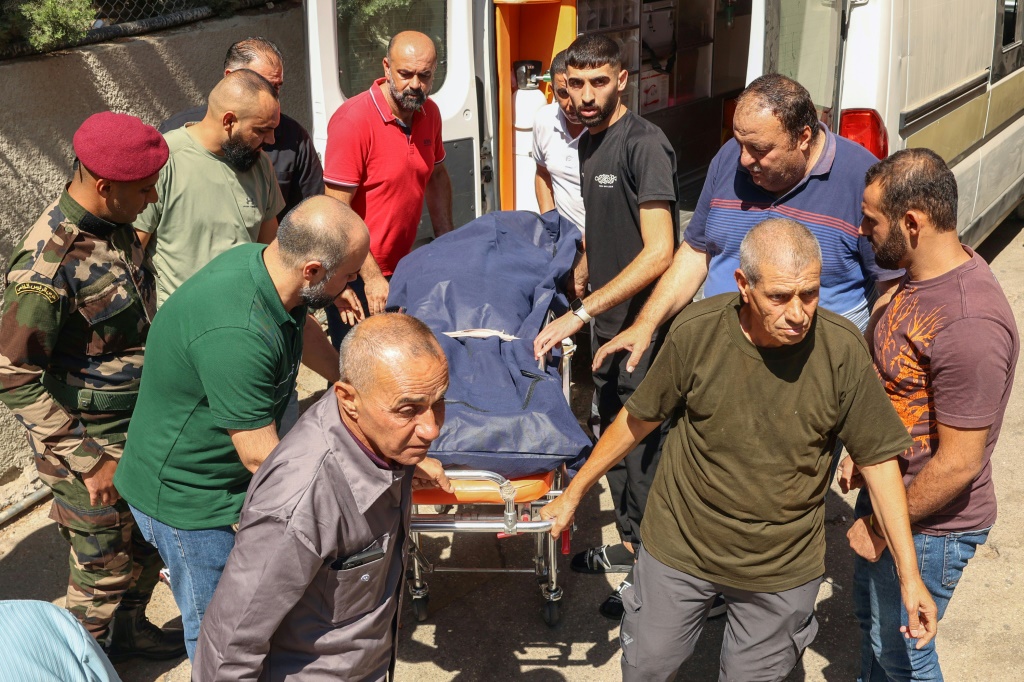 وصول جثمان الشاب الفلسطيني سند حنتولي (25 عاما) إلى مجمع فلسطين الطبي في 15 أيلول/سبتمبر 2025 (أ ف ب)