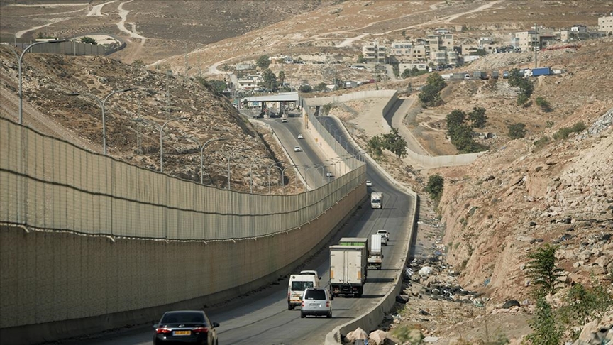 الجيش الإسرائيلي يقيم بوابات حديدية على مدخل بلدة العيزرية شرق القدس (الأناضول)