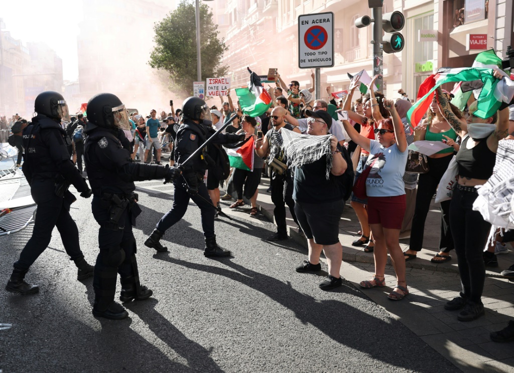 أثارت اشتباكات بين الشرطة ومؤيدين للفلسطينيين في مدريد خلال المرحلة الأخيرة من طواف فويلتا مخاوف بشأن سلامة سباقات الدراجات (أ ف ب)