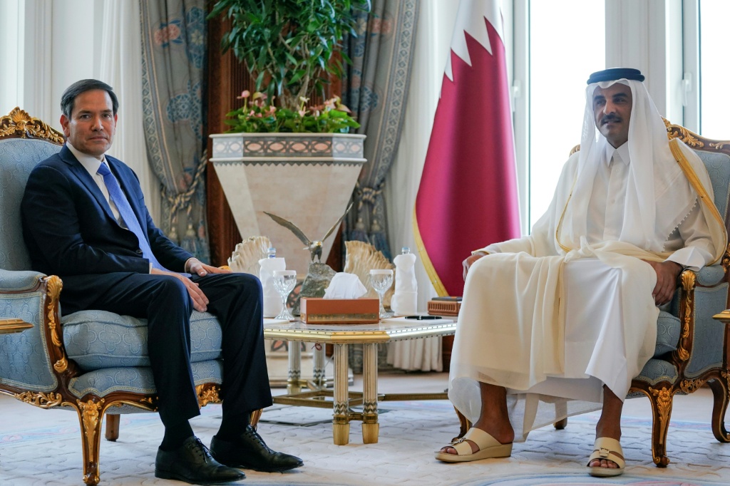 وزير الخارجية الأميركي ماركو روبيو يلتفي أمير قطر الشيخ تميم بن حمد آل ثاني في الديوان الأميري في الدوحة بتاريخ 16 أيلول/سبتمبر 2025 (أ ف ب)