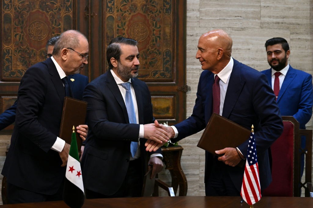 وزير الخارجية السوري أسعد الشيباني مصافحا المبعوث الأميركي الخاص توم باراك وإلى جانبهما وزير الخارجية الأردني أيمن الصفدي في دمشق في 16 أيلول/سبتمبر 2025 (أ ف ب)