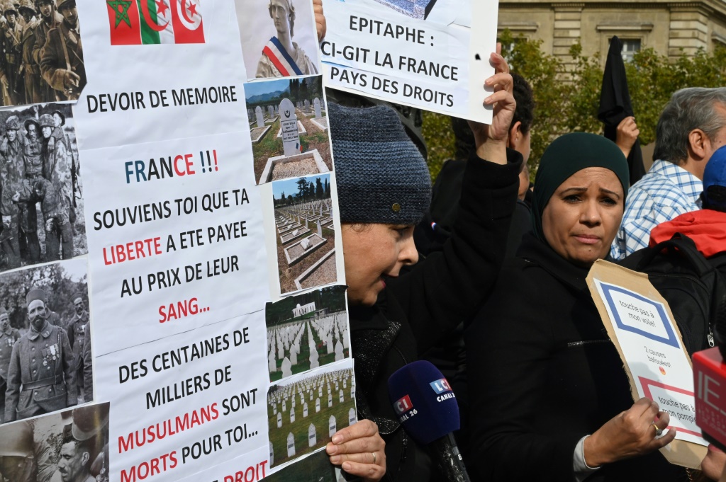 حسب الاستطلاع أن 82% من المسلمين الفرنسيين يعتقدون أن الكراهية تجاه المسلمين غدت "ظاهرة منتشرة على نطاق واسع في فرنسا اليوم" (أ ف ب)