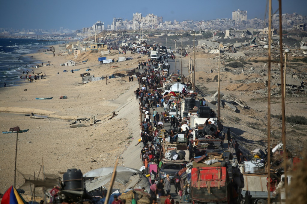 نازحون فلسطينيون على الخط الساحلي في مخيم النصيرات وسط قطاع غزة في 16 أيلول/سبتمبر 2025 (أ ف ب)