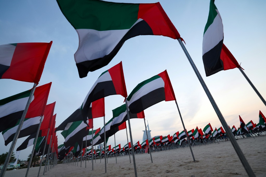 أعلام الإمارات منصوبة على الشاطئ المقابل لفندق برج العرب في دبي في 3 تشرين الثاني/نوفمبر 2023 احتفالا بمناسبة يوم العلم الإماراتي (أ ف ب)