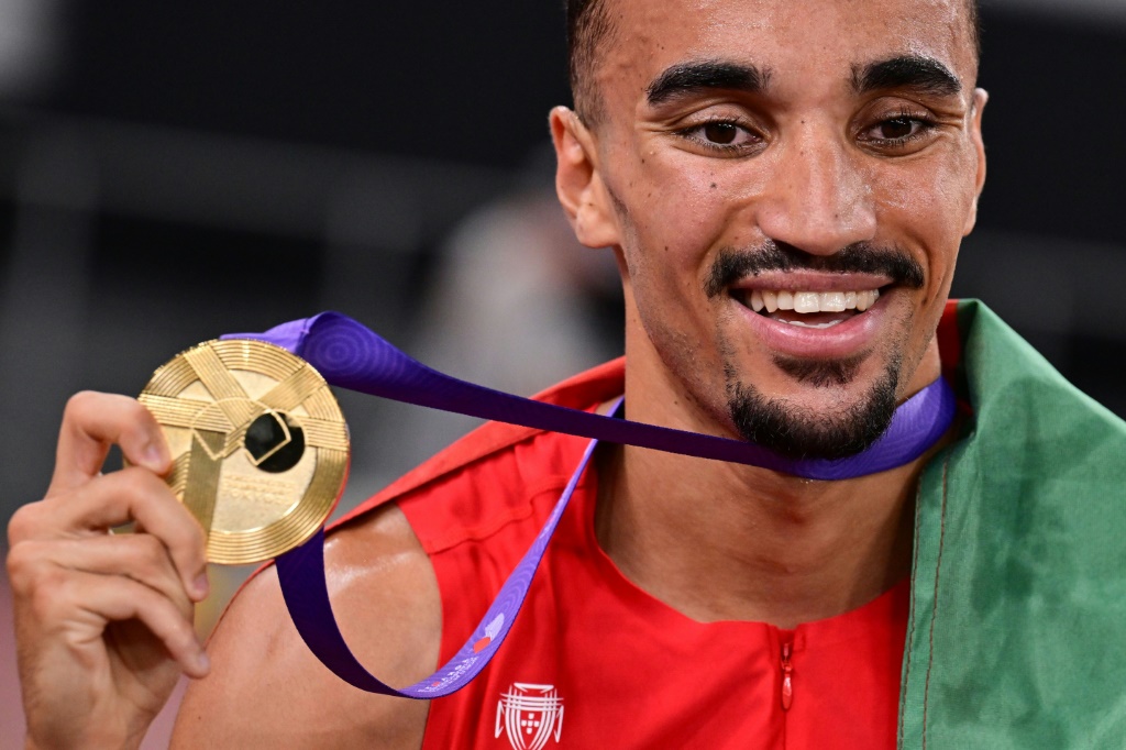 البرتغالي إسحاق ناضر فرحا يستعرض الميدالية الذهبية بعد فوزه بسباق 1500 م في بطولة العالم لألعاب القوى في طوكيو في 17 أيلول/سبتمبر 2025 (أ ف ب)