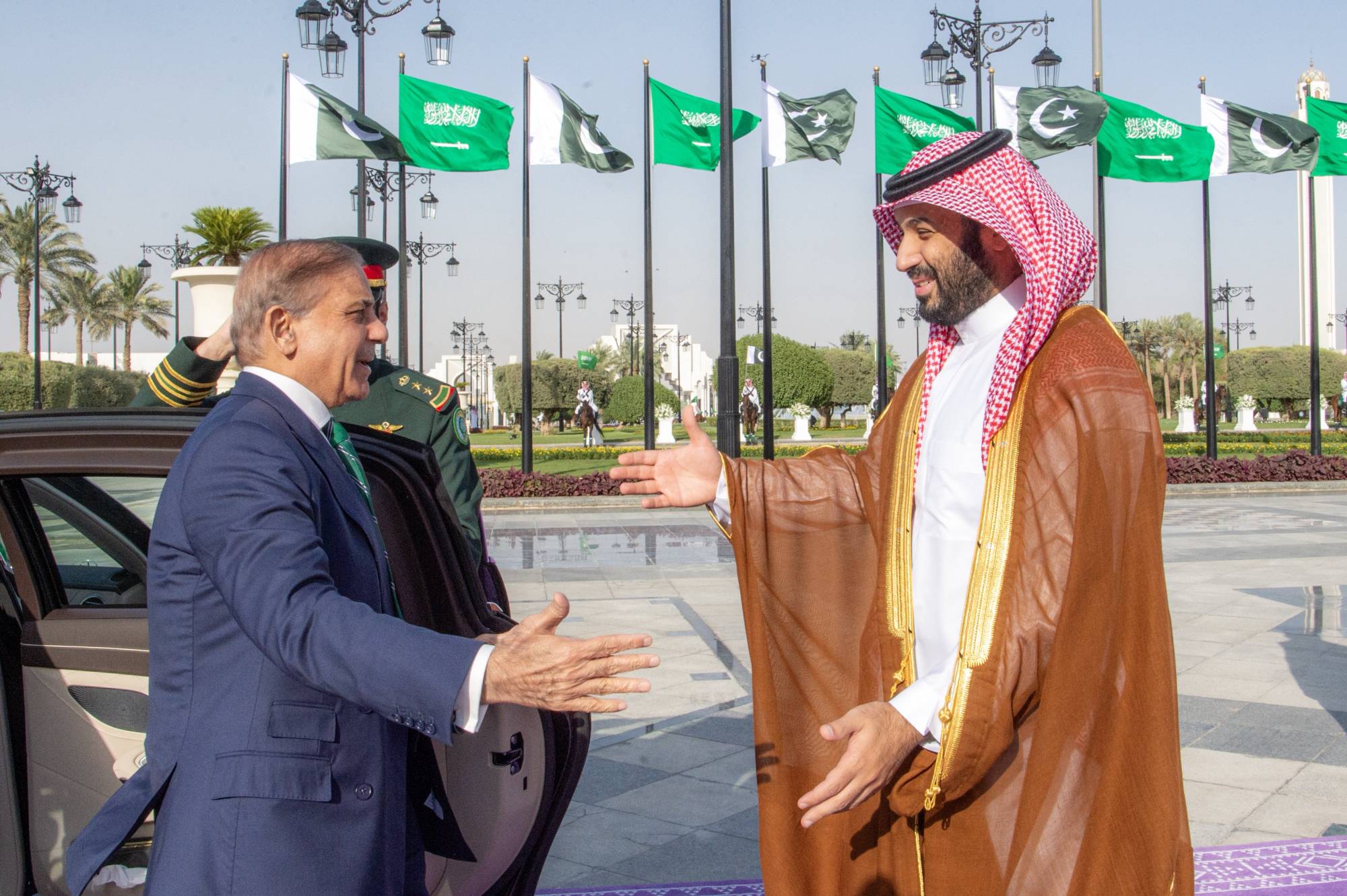ولي العهد السعودي الأمير محمد بن سلمان مستقبلاً رئيس الوزراء الباكستاني محمد شهباز شريف في الرياض الأربعاء (واس)
